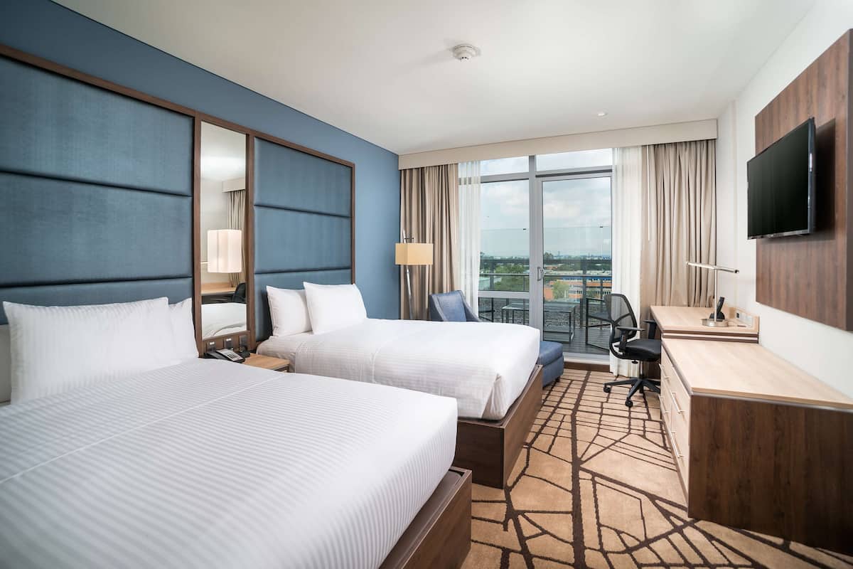 Kamar, 2 Tempat Tidur Double, balkon | Seprai premium, brankas, meja kerja, dan tirai kedap cahaya