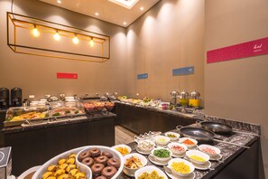 Desayuno buffet diario (COP 57132 por persona)