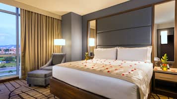 Suíte, 1 quarto | Roupas de cama premium, cofres nos quartos, escrivaninha