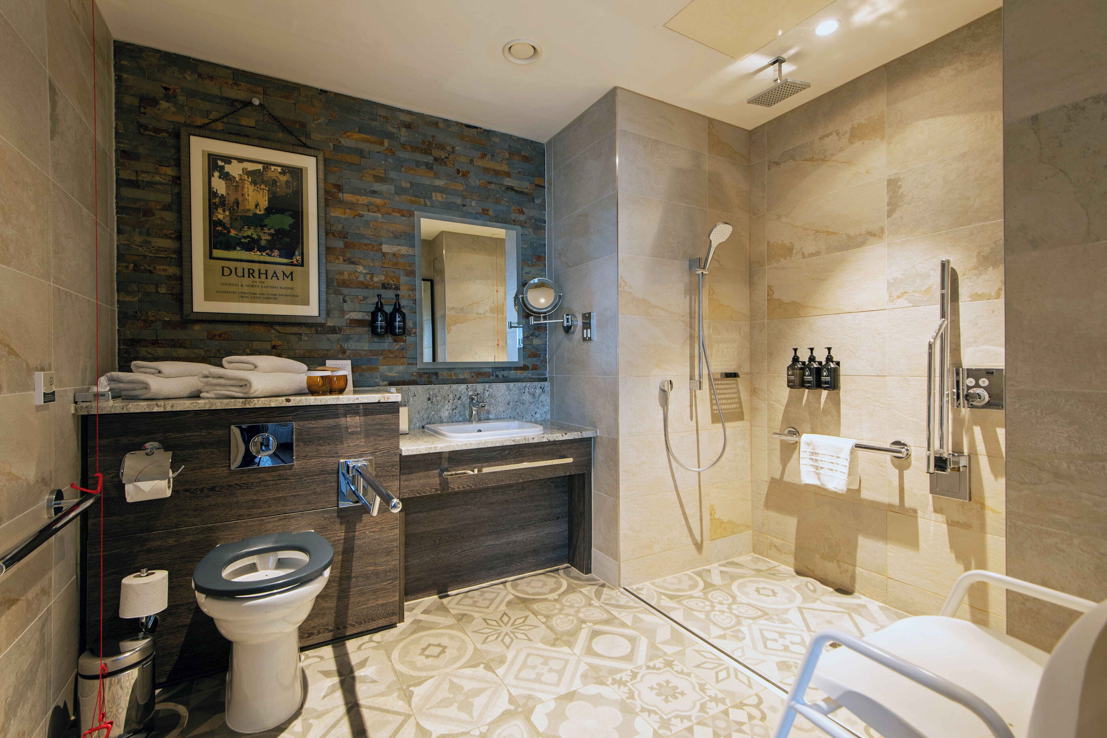 Un baño moderno con ducha, inodoro y lavamanos.
