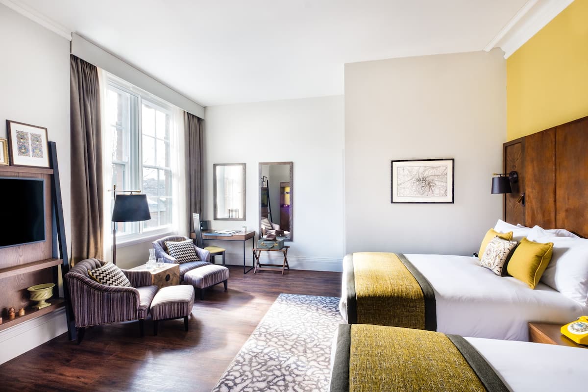 Une chambre d’hôtel avec un grand lit, un canapé, un bureau et une télévision.