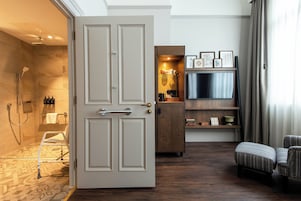 Standard Room, 1 Double Bed, Accessible | Accessible bathroom