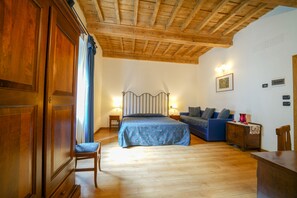 Roba de llit d'alta qualitat, minibar i caixa forta a l'habitació 