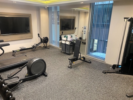Fitness facility. Maldron Hotel Belfast City