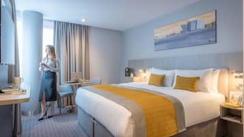 Executive kamer | Een kluis op de kamer, een laptopwerkplek, verduisterende gordijnen