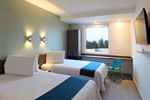 Escrivaninha, cortinas blackout, berços grátis, camas extras/dobráveis