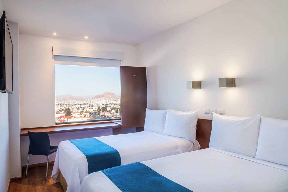 Habitación superior, 2 camas individuales | Escritorio, cortinas opacas, cunas gratuitas