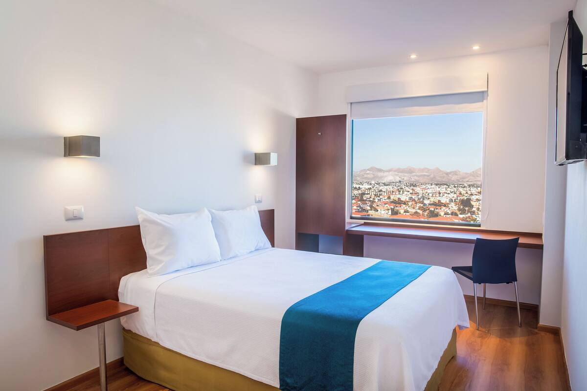 Habitación superior, 1 cama de matrimonio | Escritorio, cortinas opacas, cunas gratuitas