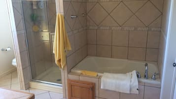 Toallas, jabón, shampoo, papel de baño