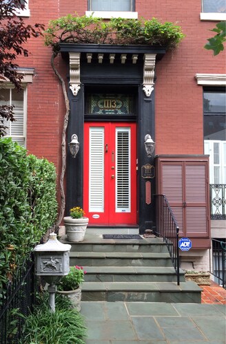 Private Apt. in Historic Home: Walk to Monuments, Museums & Convention Center.