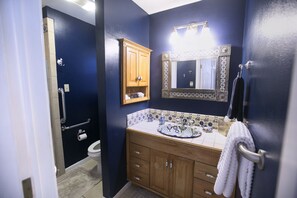 Shower, hair dryer, towels, soap - Heart of SoCo Private Suite: Uncommon Luxury, Unbeatable Location, Unusual Value (Austin)