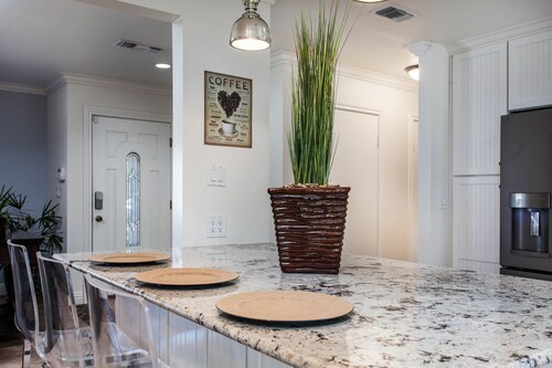 Modern Newbury Park Home| Netflix| Quiet| Safe| Meticulously Clean