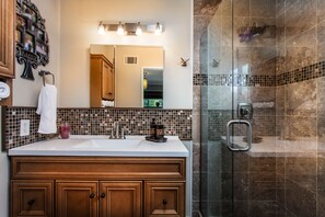 Shower, hair dryer, towels - Modern Newbury Park Home| Netflix| Quiet| Safe| Meticulously Clean (Newbury Park)
