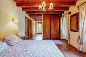 6 chambres, fer et planche à repasser, lit de bébé portatif, Wi-Fi