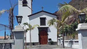 A white church with a bell tower and a wooden door. - Apartment "Vai Vem" -T2 on the island of Madeira - Portugal Tourism 32408 / AL (Madalena do Mar - Madeira)