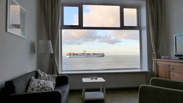 Smart TV, books, stereo