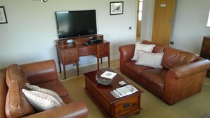 Fernseher, DVD-Player, Bücher, Musikbibliothek