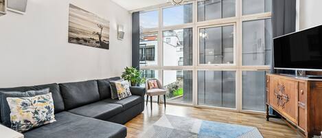 TV connectée, livres, chaîne hi-fi