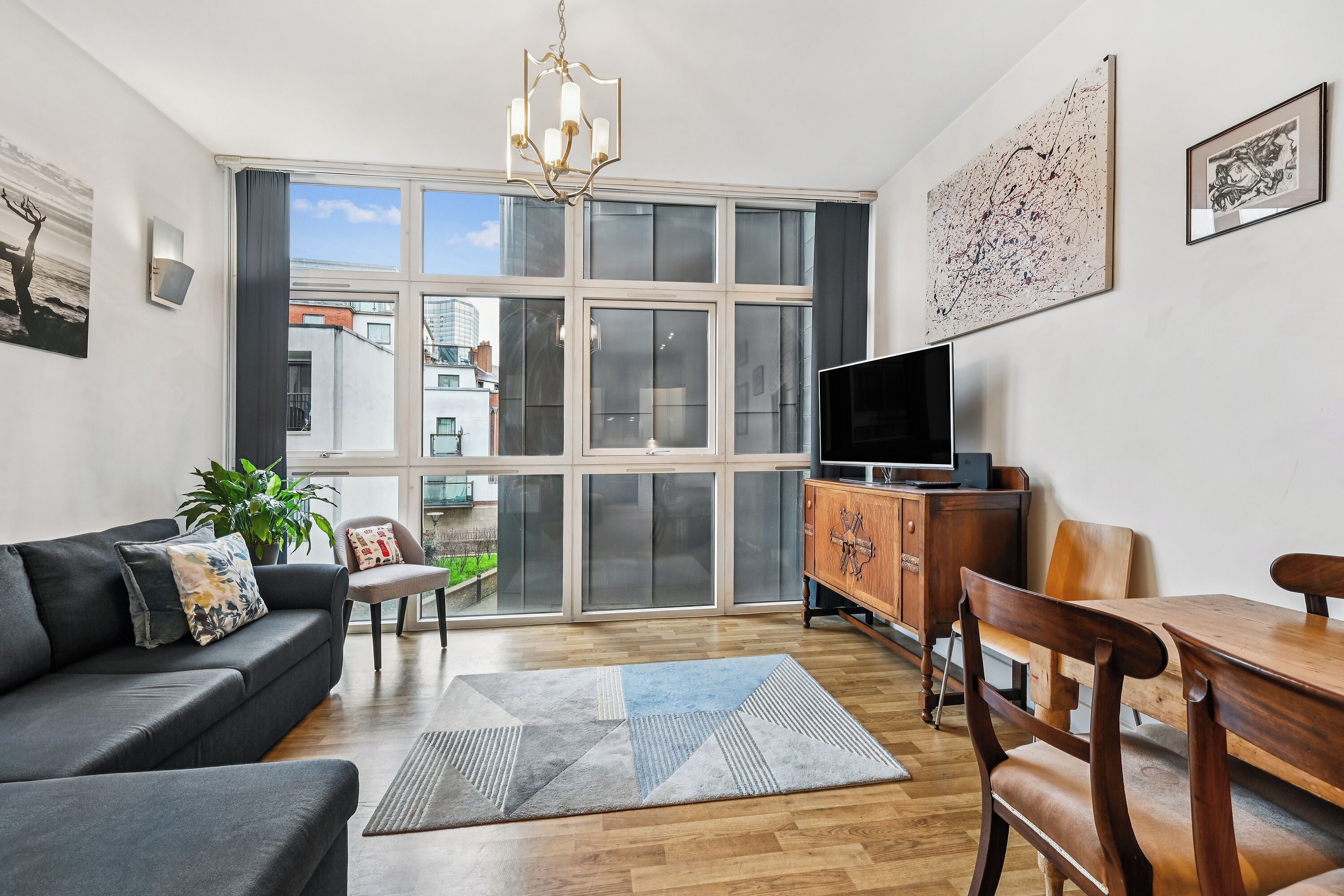 TV connectée, livres, chaîne hi-fi