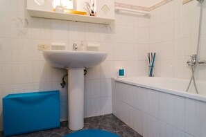 Combined shower/tub, hair dryer, bidet, towels