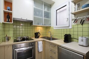 Jääkaappi, mikroaaltouuni, uuni, liesi