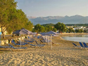 Plage à proximité, chaise longue, serviettes de plage