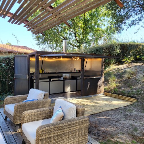 ruhige Villa in der Nähe der Strände, des Hafens und des Golfplatzes mit einem herrlichen Garten  