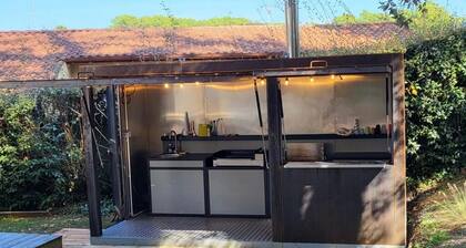 ruhige Villa in der Nähe der Strände, des Hafens und des Golfplatzes mit einem herrlichen Garten