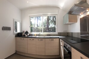 Réfrigérateur, four à micro-ondes, un four, surface de cuisson