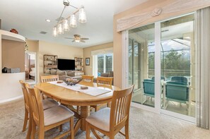 Dining - PRIVATE VILLA WITH SECURITY GATE, ON SUNSET LAKES-KISSIMMEE. 10MIN TO DISNEY :) (Kissimmee)