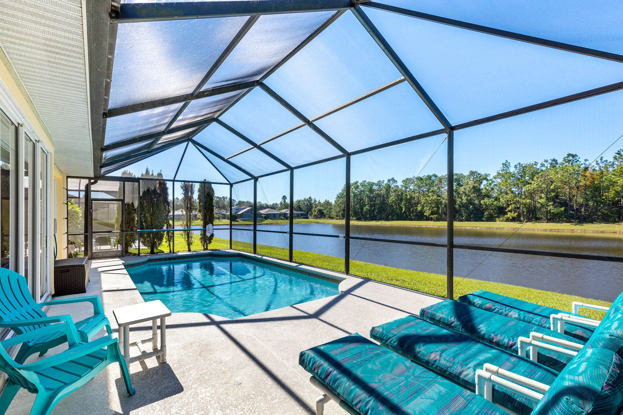 Een buitenzwembad, een verwarmd zwembad