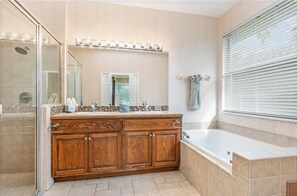 Combined shower/bathtub, jetted bath, hair dryer, towels - PRIVATE VILLA WITH SECURITY GATE, ON SUNSET LAKES-KISSIMMEE. 10MIN TO DISNEY :) (Kissimmee)