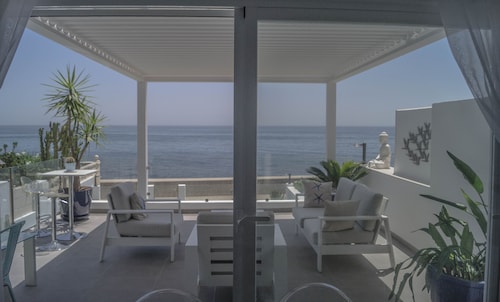 A contemporary house by the sea in Bahia Dorada, Estepona