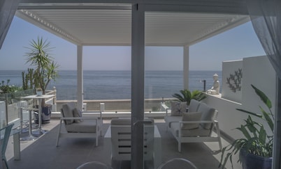 A contemporary house by the sea in Bahia Dorada, Estepona