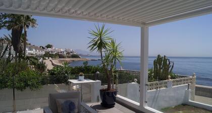 A contemporary house by the sea in Bahia Dorada, Estepona