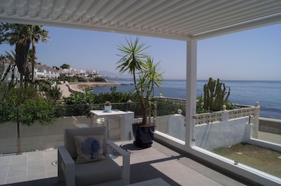 Una casa contemporánea al borde del mar en Bahia Dorada, Estepona