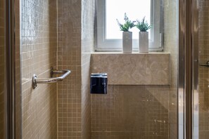 Dusche, umweltfreundliche Kosmetikartikel, Haartrockner, Handtücher