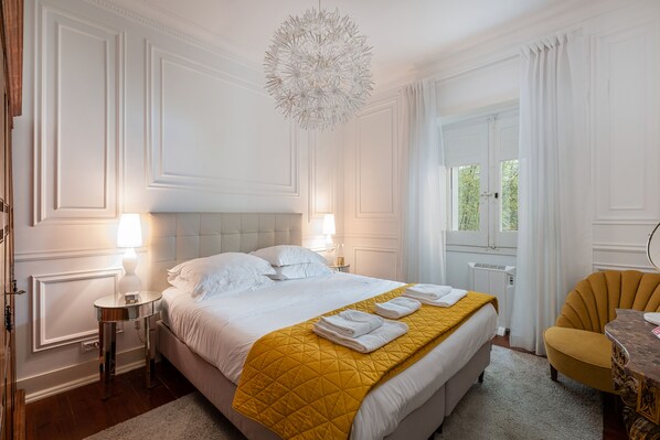 2 bedrooms, in-room safe, iron/ironing board, free WiFi