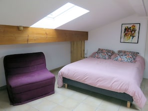3 bedrooms, desk, iron/ironing board, free WiFi