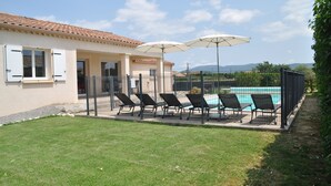 A house with a swimming pool, outdoor seating, and a view of the mountains. - Beautiful villa 6 pers  3 rooms fenced with private pool in Vallon Pont d'Arc (Vallon-Pont-D'arc)