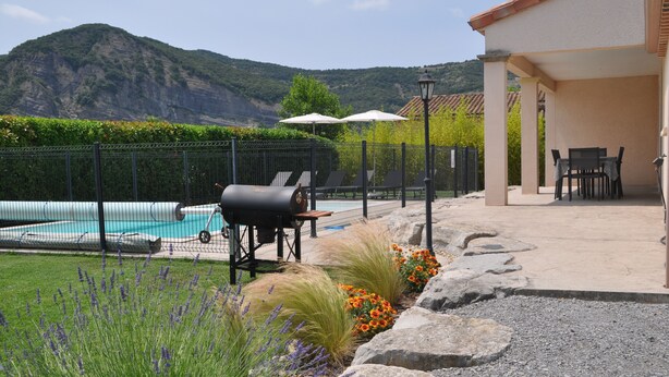 A backyard with a barbecue grill, pool, and outdoor seating area. - Beautiful villa 6 pers  3 rooms fenced with private pool in Vallon Pont d'Arc (Vallon-Pont-D'arc)