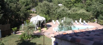 CHARMANTE VILLA PROVENCALE BLOTTIE DANS UN ECRIN DE VERDURE
