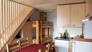 Een koelkast, een microgolfoven, een kookplaat, een vaatwasser