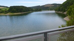 Ein Fluss mit einer Brücke im Vordergrund.