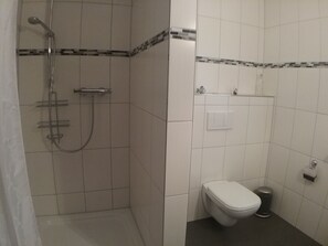 Dusche, Handtücher, Seife, Toilettenpapier