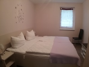 2 bedrooms, travel crib, WiFi