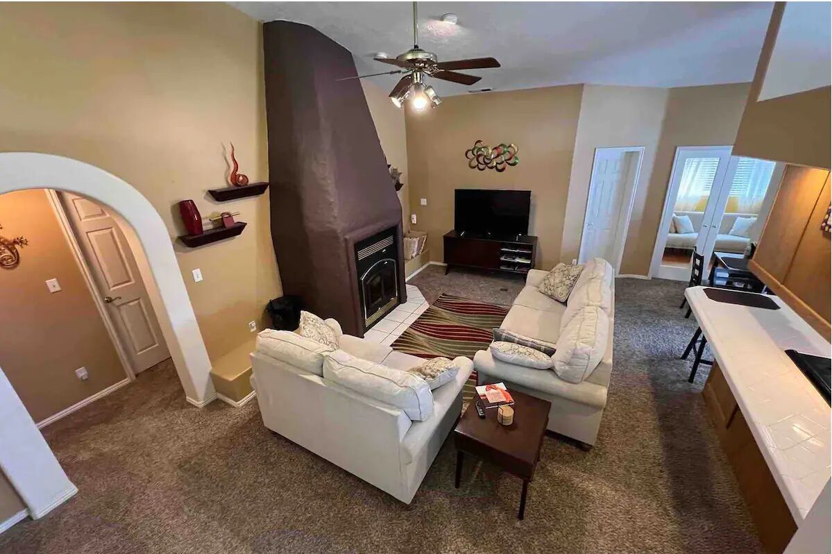 Een smart-tv, een open haard, boeken en een kantoor