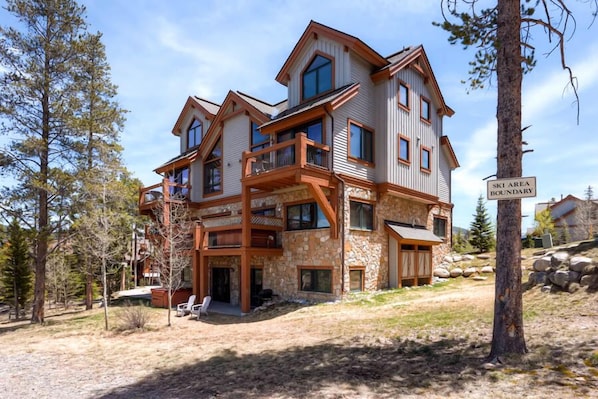 Situated in a wooded area, this lodge offers a view of the surrounding landscape from its second-floor balcony.