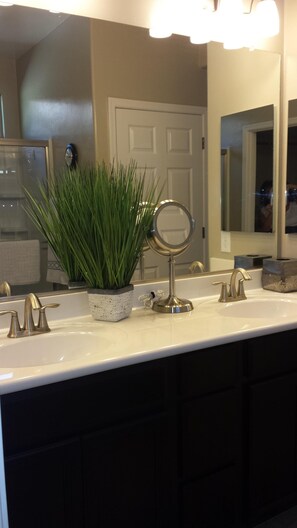 Combined shower/bathtub, hair dryer, towels, soap - 55+ age restriction new 1431 Sq. Ft. House rental in Las Campanas subdivision.
(Green Valley)