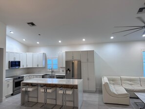 Kühlschrank, Mikrowelle, Ofen, Herdplatte